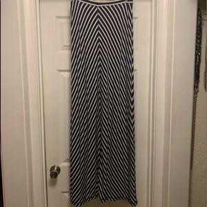 Max Studio chevron striped maxi skirt navy blue and white